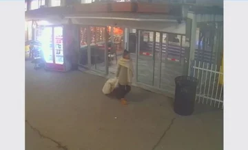 この女性を見れば警察に電話をかけ、彼女はロベリーを探しています。
