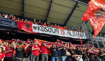 Kosovo ist das Herz Albaniens, Rot und Schwarz Typhosa zur Unterstützung der Dardaner