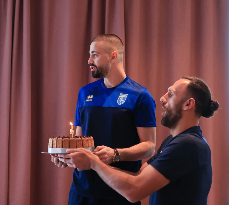 “Plan war, den Kuchen beim Mittagessen zu schneiden, aber wir ließen ihn für Wüste” Der epische FFK-Wunsch für Zegrwes Geburtstag