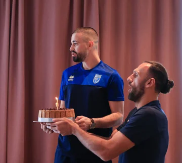 “お弁当でケーキを切る予定だったのですが、デザート” Zegrweの誕生日のための壮大なFFKの願い
