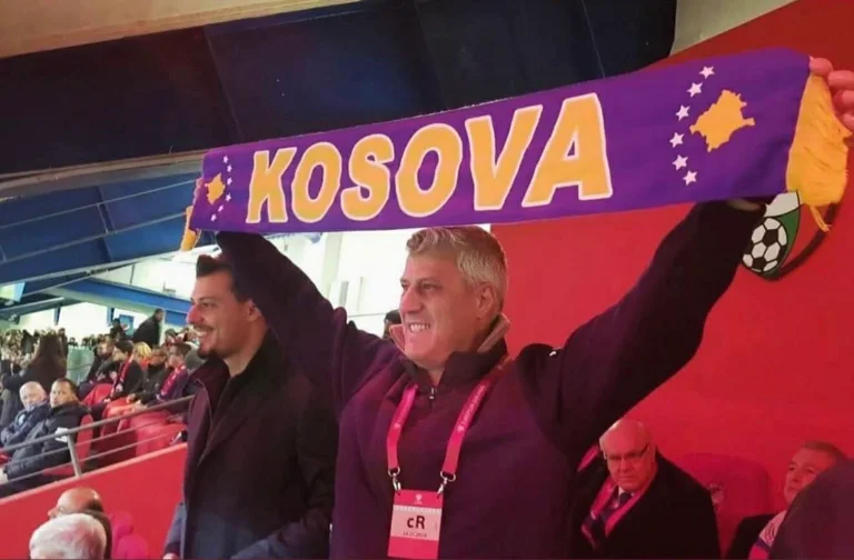 Kosovo-Turkeyの歴史的な試合、アンドリュー・タチは父とエキサイティングな写真を共有