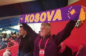 Kosovo-Turkeyの歴史的な試合、アンドリュー・タチは父とエキサイティングな写真を共有