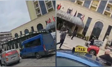 K9 Einheit steuert Hotel vor Türkisch Nationale Ankunft