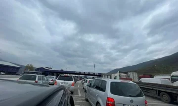 Das Spiel gegen die Türkei, Albaner gehen in Richtung Kosovo und schaffen lange Spalten in Morina (FOTO)