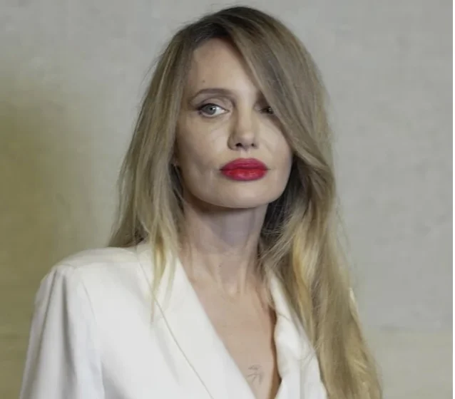 Angelina Jolie draws attention to Shanghai with red lipstick and elegant style at Tom Ford's event