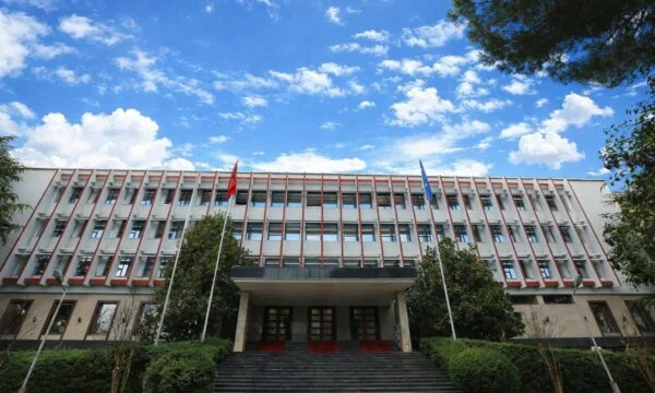 アルバニアは市民の呼び出し:中東での旅行を避けます