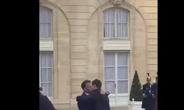 KurtはElysee Palaceに到着し、社長マクロを抱く