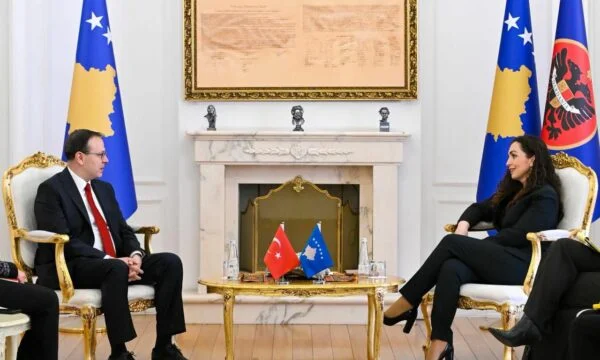 Osmaniは会議でトルコ大使を主催し、外交、軍事、コソボ・トルコの試合について話します
