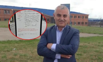 スキャンダルス: 公正は、明らかに、Pristina Squareの間で上演されています, これは、 48 デュブラバで殺されたアルバニア人