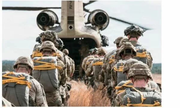 また、第82回アメリカ軍空軍部隊トランプがペルシャ湾岸に送られているコソボにありました