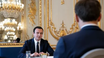 クルトはフランスに旅行し、マクロルとビジネスランチを持っています。