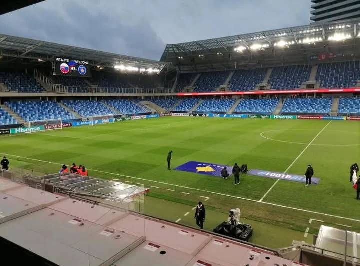 Bandiera del Kosovo pronta in stato di non riconoscimento