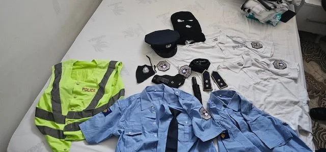 Pristinaで逮捕されたeyani, 警察の制服