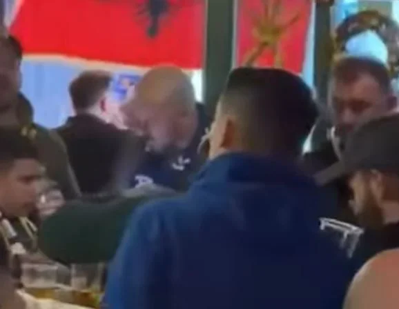 “U n CK, das Herz des Kosovo”, albanischen Fans Stimme Bratislava vor dem Spiel mit der Slowakei