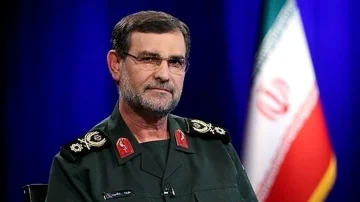 イラン海軍チーフはホルムズ海峡の閉鎖の後ろに立ち、空気のストライキで殺されました