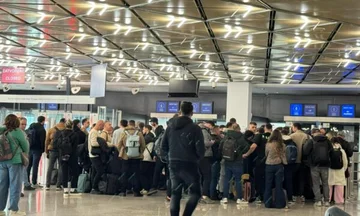 Kosovoファンはブラチスラヴァ空港で1時間滞在しています