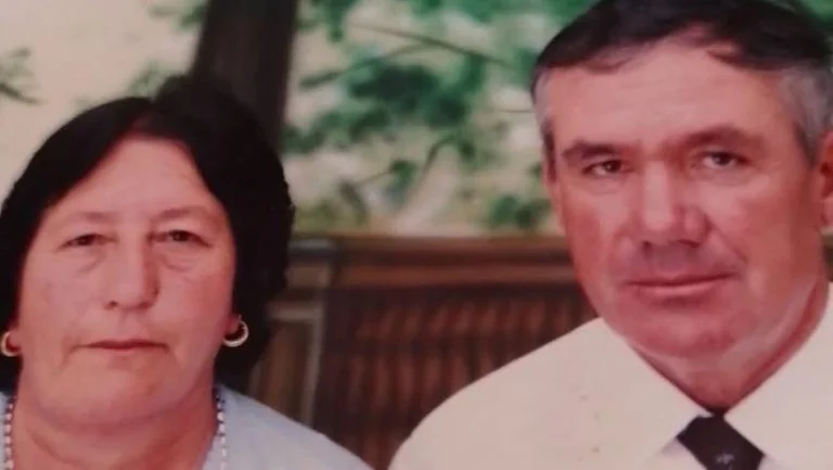 80歳は妻を殺し、それ自身を殺し、9人の子供はモーグから彼の体を引っ張っています。