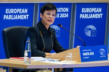 Yugoslavの秘密の警察との協同の充満上のEurodeputsに応答するKos