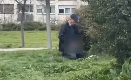 スキャンダルス。 ウルピアンの高齢者は、若い少女の前で天才臓器に触れる(VIDEO)