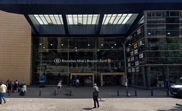 ブリュッセル駅で避難しているパッケージ