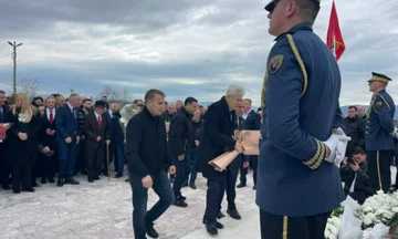 アリAhmetiとKosovoアセンブリの副産物はGlogdjanで敬意を表します