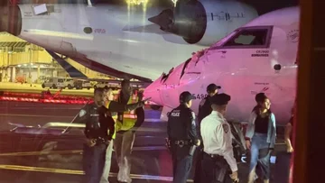 2つのパイロットは、滑走路上の消防車と飛行機のクラッシュの後、ニューヨークで死ぬ。