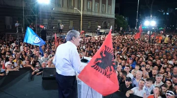 反対の抗議の間に上演されたMolotovs、逮捕された15人の人々