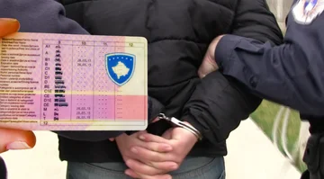 正式な位置の乱用のために逮捕されたPristina特許ドライバー