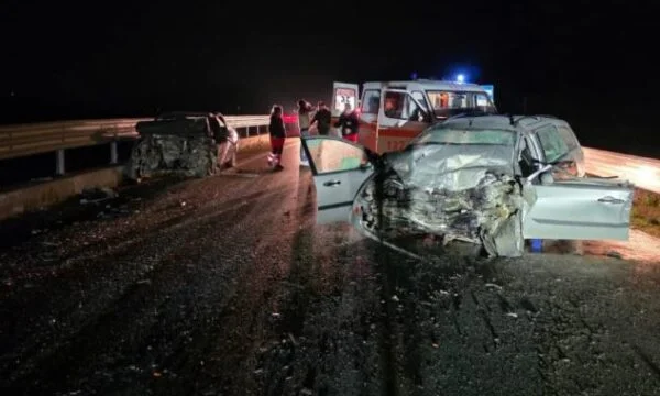 Vloraの致命的な事故、2人の死者および1人の真剣に負傷