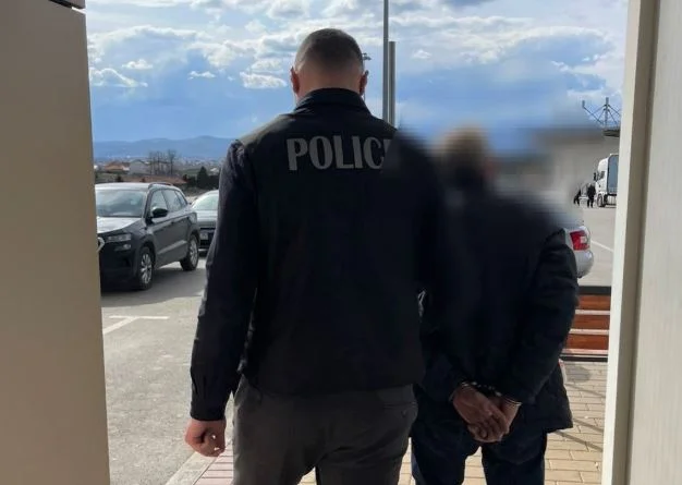 戦争中にマチカン、プリスティナの市民に対する犯罪を逮捕された人