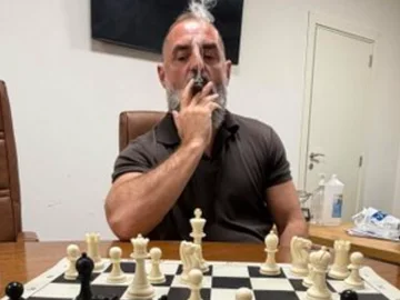 FOTOT: 反対に、エディ・ラマを投げたこれらの男性の真珠と楽しみを持っています
