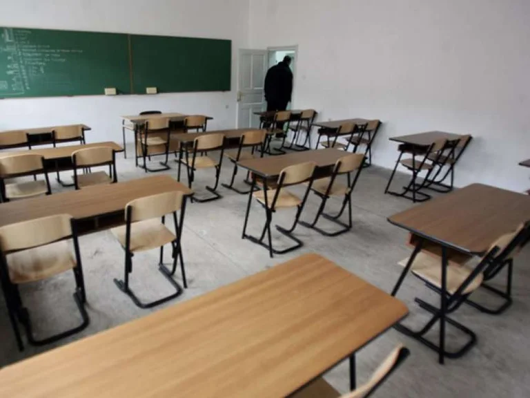 Parents don't ask the Government to issue salaries, but they show solidars: We'll raise funds for teachers