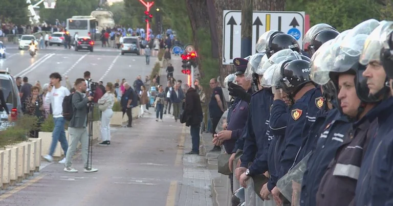 1400以上の警察がティラナ州の反対の抗議にコミット