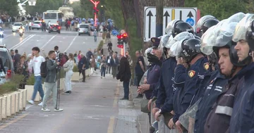 1400以上の警察がティラナ州の反対の抗議にコミット