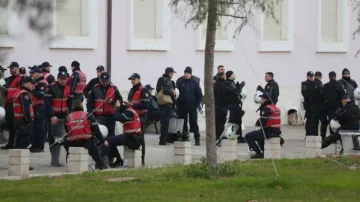 今日、反対の抗議, 警察は、ブロックされている道路を計画します