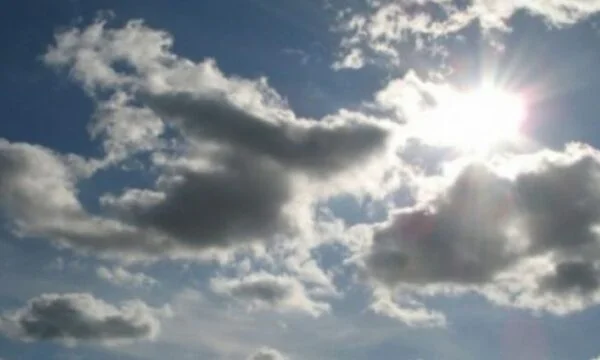 天候: 雨および日光はピークの温度に達します