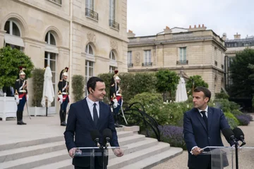 Macron クルティは、主要な再構成を祝福します。 セルビアとの最近の合意で行われた約束を実施するあなた次第です