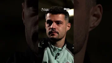 Mit Tränen in seinen Augen erzählt Granit Jaka seine Kindheit und sein Familienopfer: Wir vergessen nie, woher wir kamen.