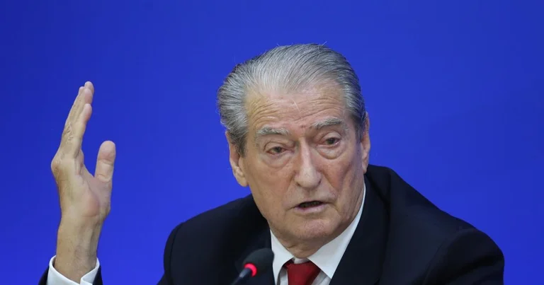 Sali Berisha missar den största, presenterar Drenas när han talar om översvämningar i Durres
