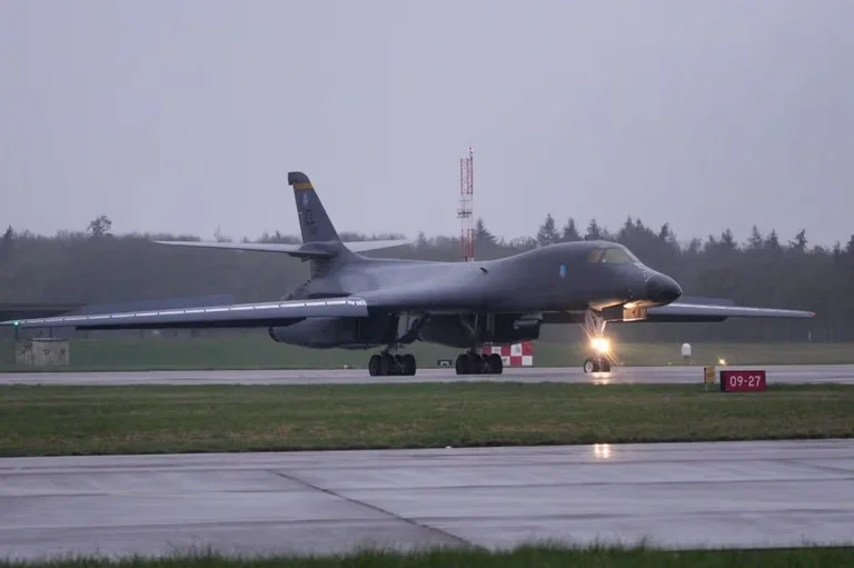 米国の爆撃機はイギリスで基礎RAFフェアフォードを使用し続ける