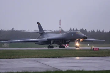 米国の爆撃機はイギリスで基礎RAFフェアフォードを使用し続ける