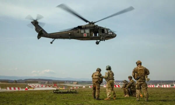米国、スイス、ドイツ兵士がボンドスチール、KFORの詳細で一緒にエクササイズ