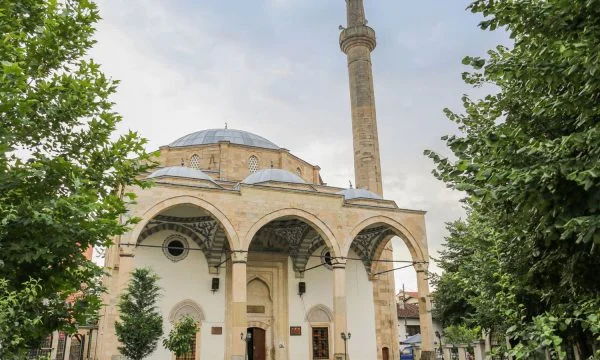 イスラム教の信徒は、今日、フィッターBajramiを祝う