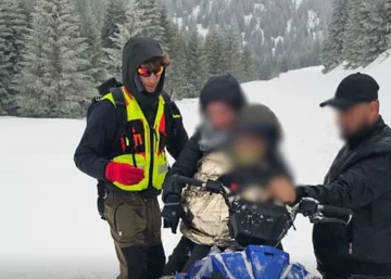 Kosovoファミリーが保存され、Kosovo-Montenegroの境界線で雪によってブロックされた