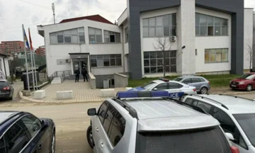 警察は駅U.D. ARBKAチーフチーフに護衛します