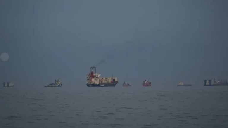 イラン戦争が始まったので、約90隻がホルムズの海峡を通過しました。