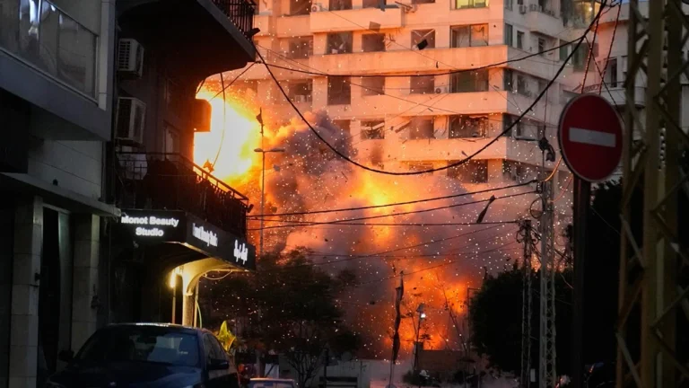 6人の死者と数十人がイスラエルの攻撃で負傷し、IDFミサイルが建物を崩壊させる瞬間