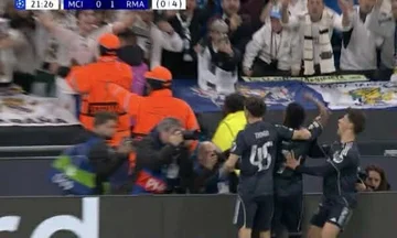 Was für ein Spiel Gol für echte und rote Karton für Stadt