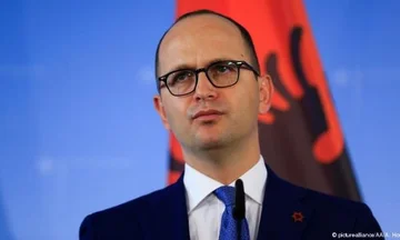 元アルバニア外交 - EU: 今引き出しから会員のためのコソボアプリケーションを削除します