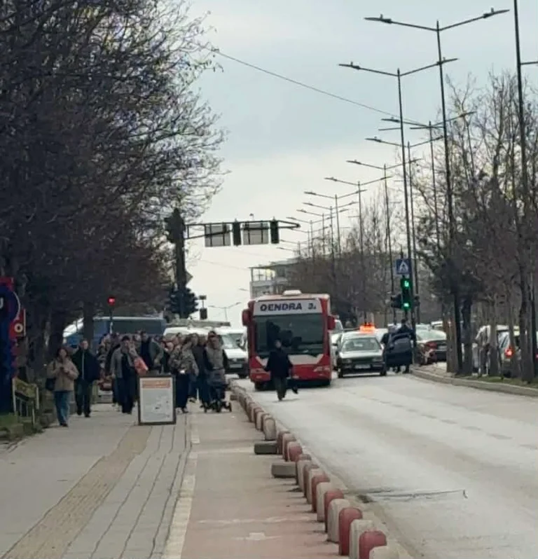 Pristina Videoのバスと車の間の事故